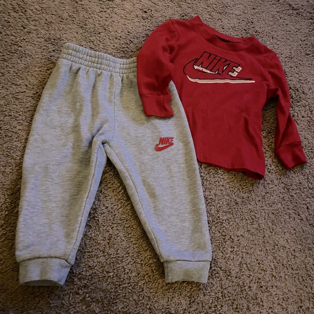 Two piece baby boy Nike long sleeve sweatsuit 💙